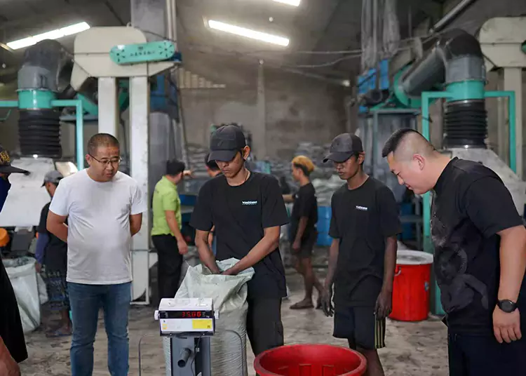Kunjungan Pabrik Klien Indonesia Mendalam Karbon Aktif Batok Kelapa: Menyaksikan Kekuatan Produksi dan Keikhlasan Kerjasama